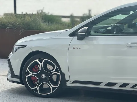 Vit Volkswagen Golf GTI med röda bromsok fotograferad från sidan