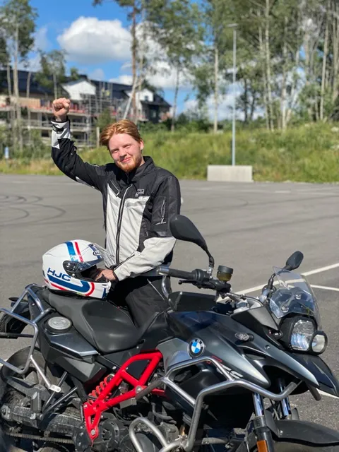 MC-elev firar på motorcykeln efter godkänd uppkörning